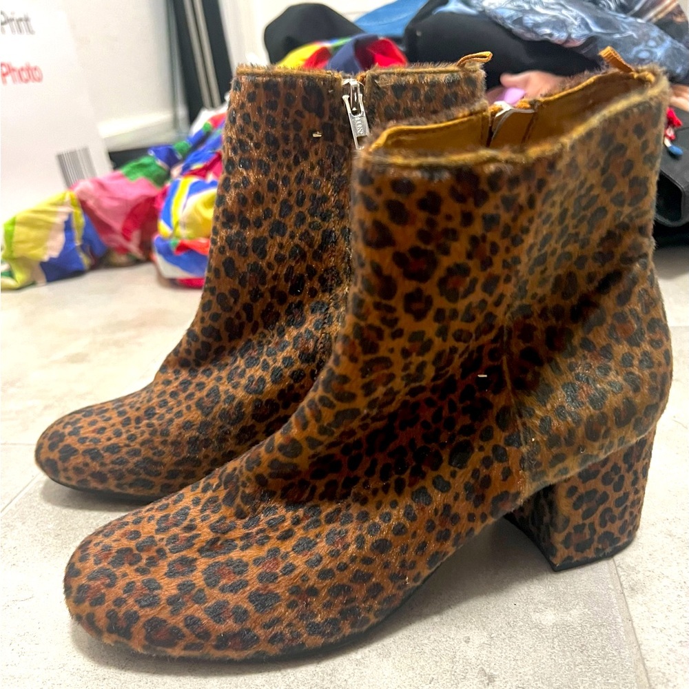 Monki boots in leopard pattern. Small heel.
